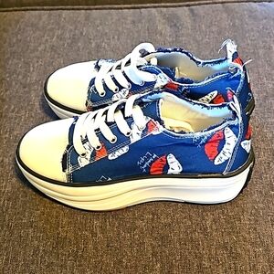 NWOT Womens kiss lip pattern canvas tennis shoes sz.39 or 7.5 valentines